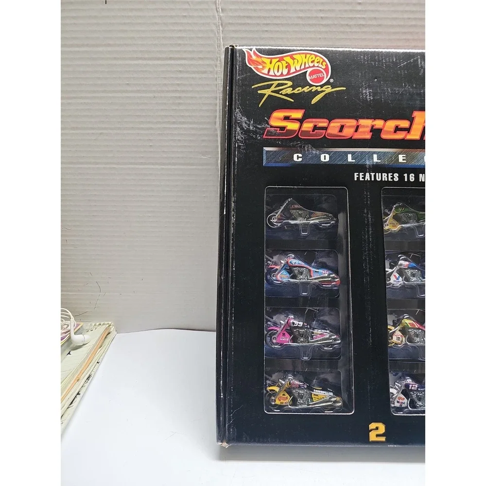 Hot Wheels Racing NASCAR 2000 Scorchin' Scooter Set Collector Series 16 Vehicles